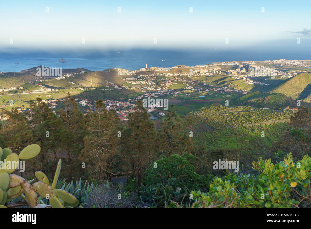 Vista del atardecer desde el Pico de Bandama a la costa nororiental de la isla de Gran Canaria, Islas Canarias, España Foto de stock