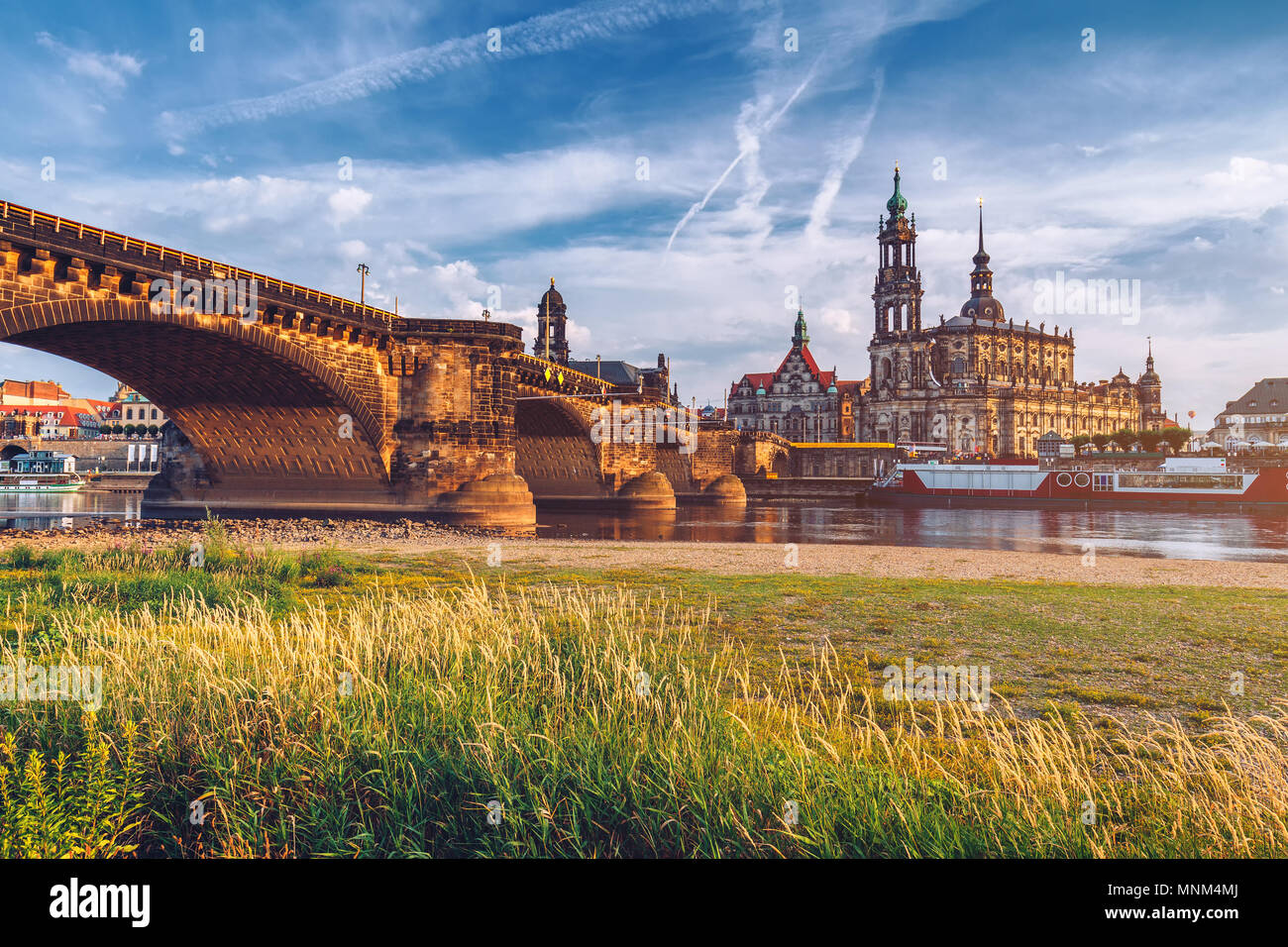 Augusto Puente (Augustusbrucke) y la Catedral de la Santísima Trinidad (Hofkirche) sobre el río Elba en Dresden, Alemania, en el Estado federado de Sajonia. Foto de stock