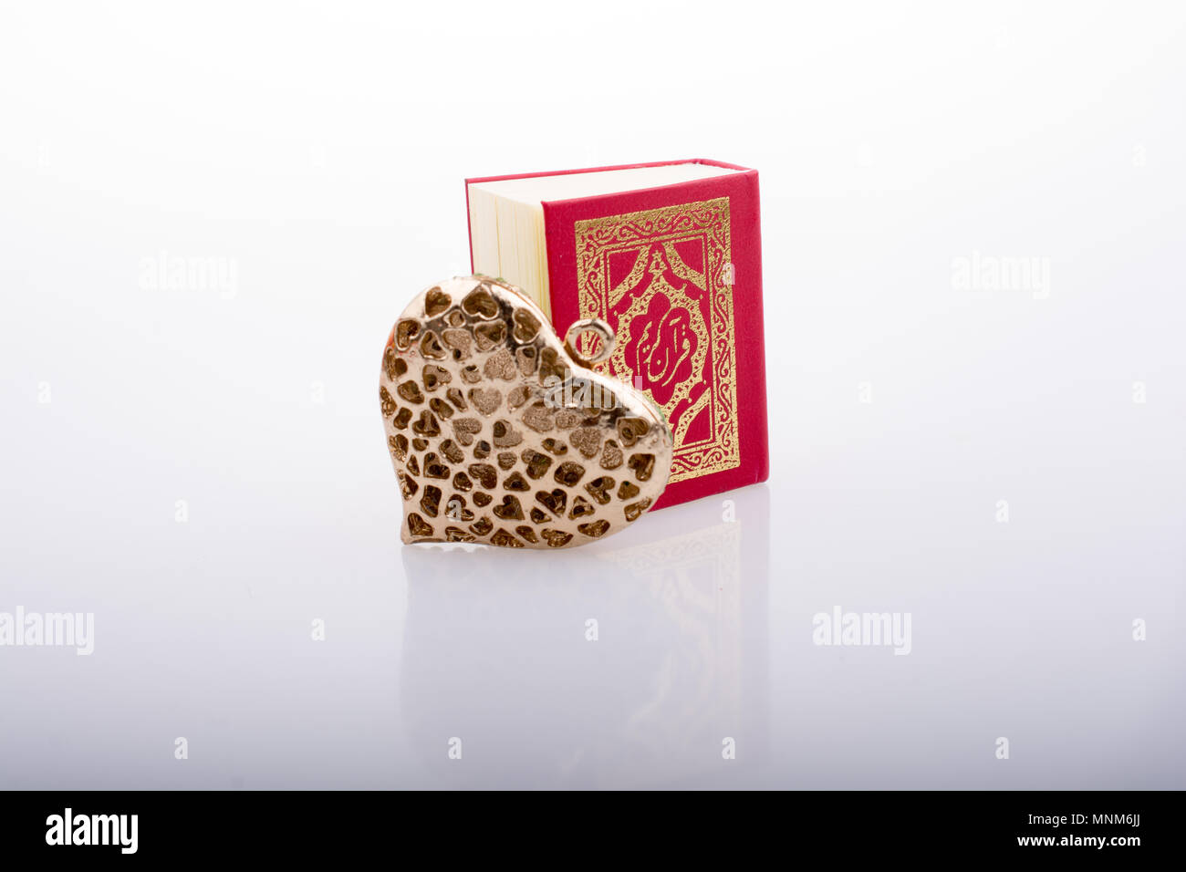 Forma de corazón y libro sagrado islámico Corán tamaño mini Foto de stock