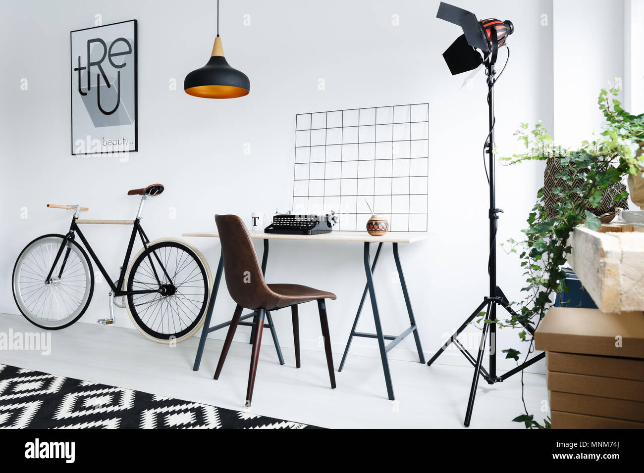 https www alamy es casa moderna area de trabajo con escritorio silla lampara bicicleta image185456114 html