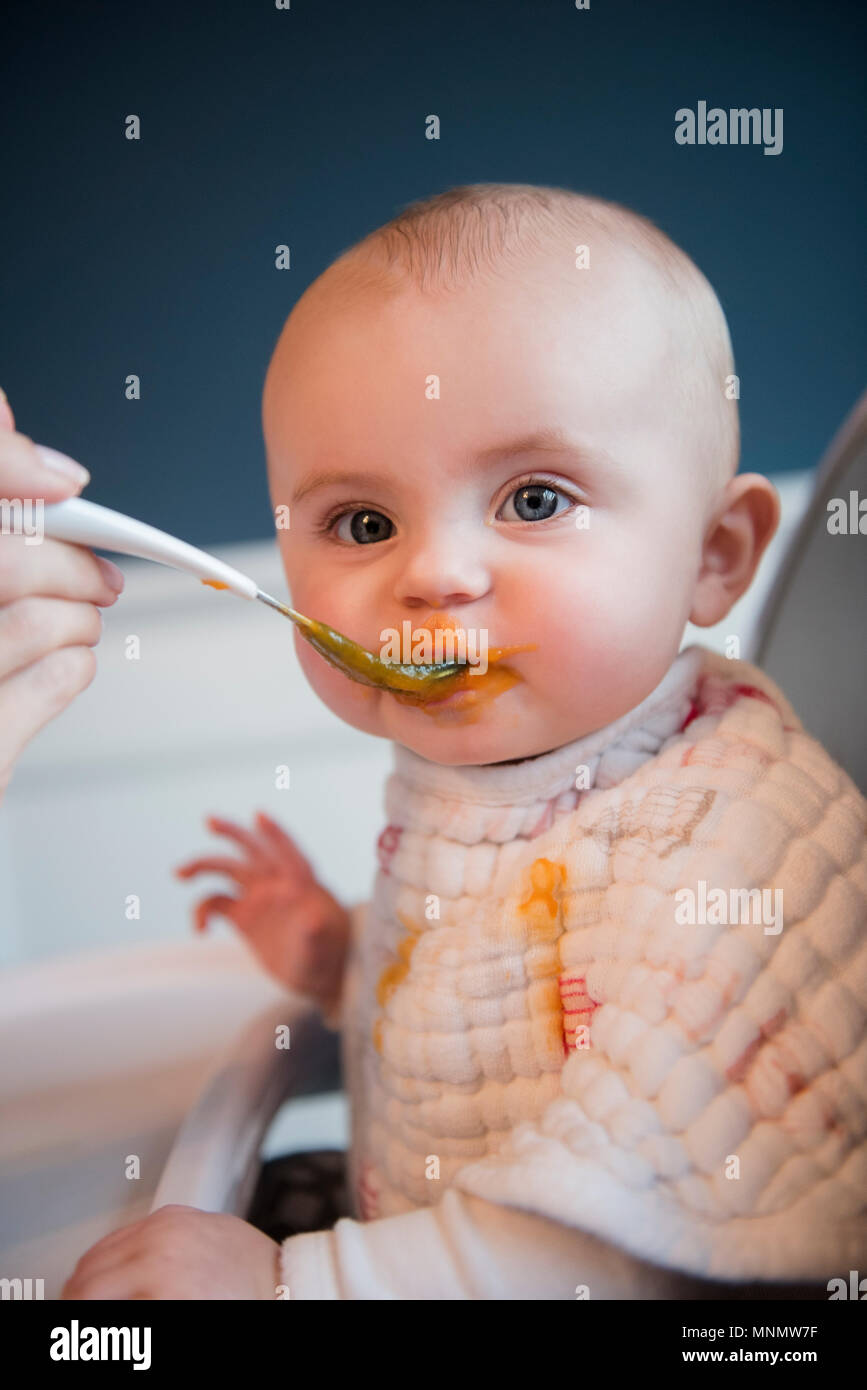 Madre alimentando bebé (18-23 meses) Foto de stock