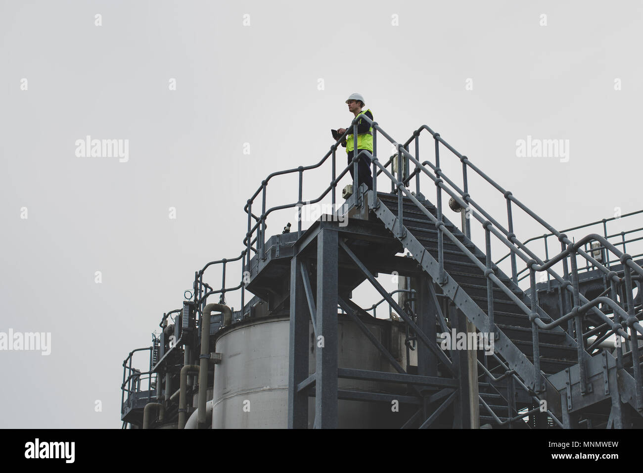Trabajador industrial utilizando una tableta digital en el sitio Foto de stock