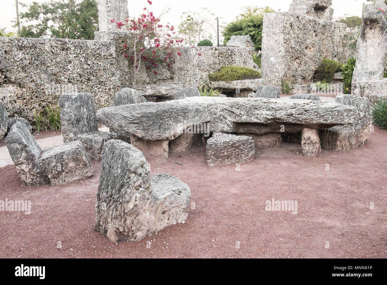 La famosa piedra megalítica tabla Ed Leedskalnin construido en forma de  Florida. Mecedoras de piedra rodean la mesa afuera en el castillo de coral  Fotografía de stock - Alamy