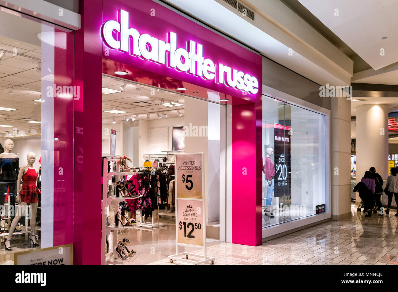 Tysons, USA - 26 de enero de 2018: Charlotte Russe rosa tienda de ropa de  descuento señal entrada tienda en Tyson's Corner Mall en Fairfax, Virginia  por Mclean Fotografía de stock - Alamy