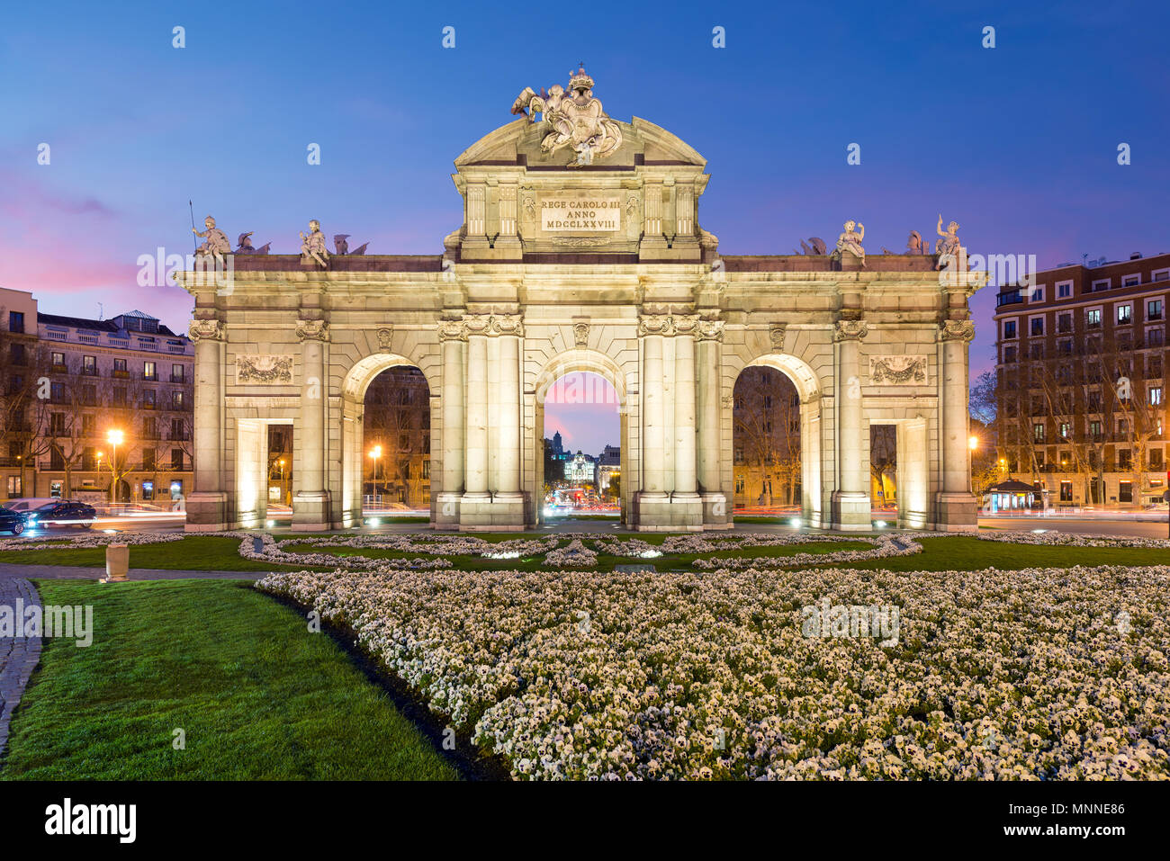 La Puerta de Alcalá (Puerta de Alcalá) es una de las antiguas puertas de  Madrid de la ciudad de Madrid, España. Fue la entrada de personas  procedentes de Francia Fotografía de stock -