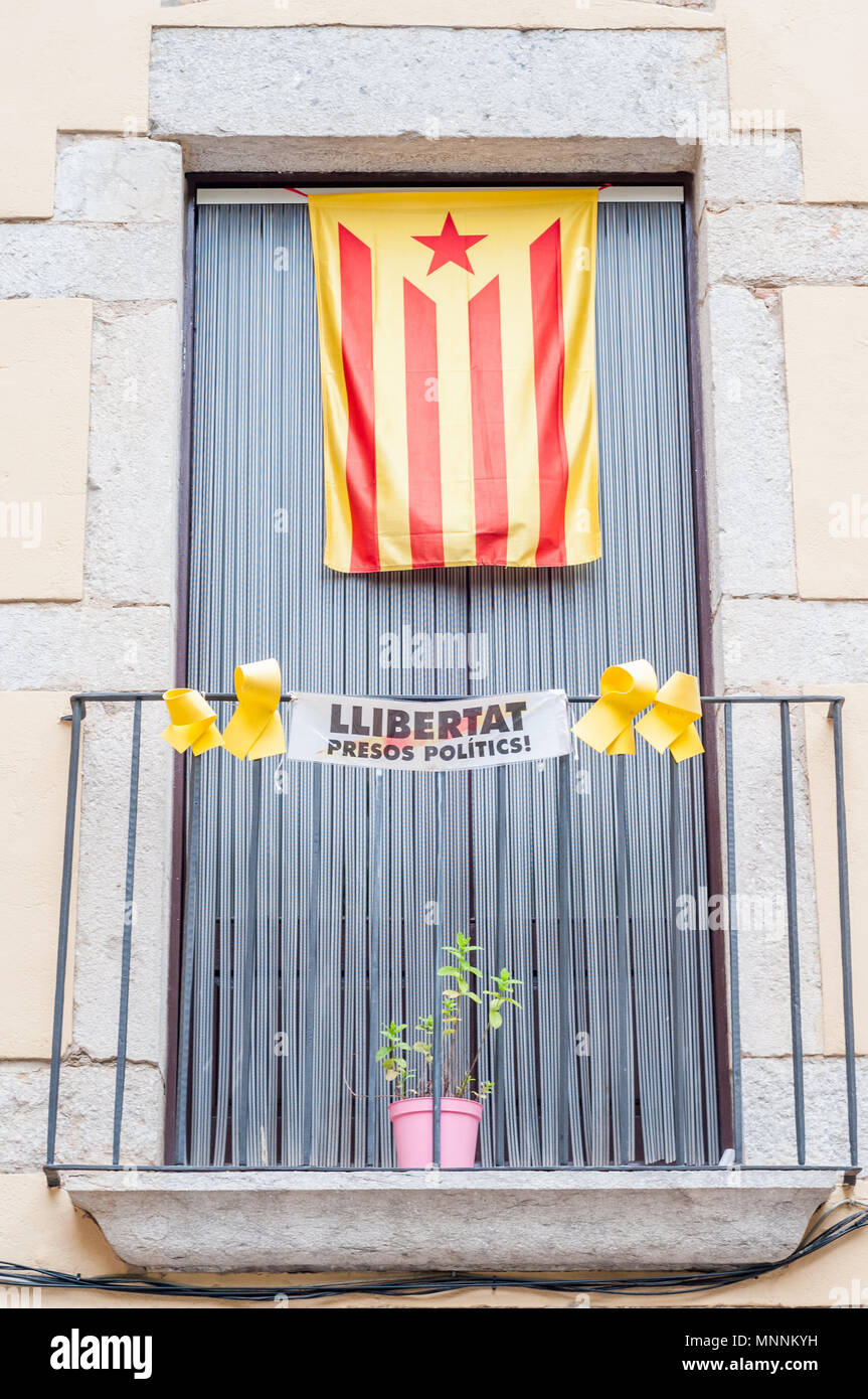 La libertad de los presos políticos cartel en catalán y un indepentist estelada (bandera catalana) sobre un balcón, Girona, Cataluña, España Foto de stock