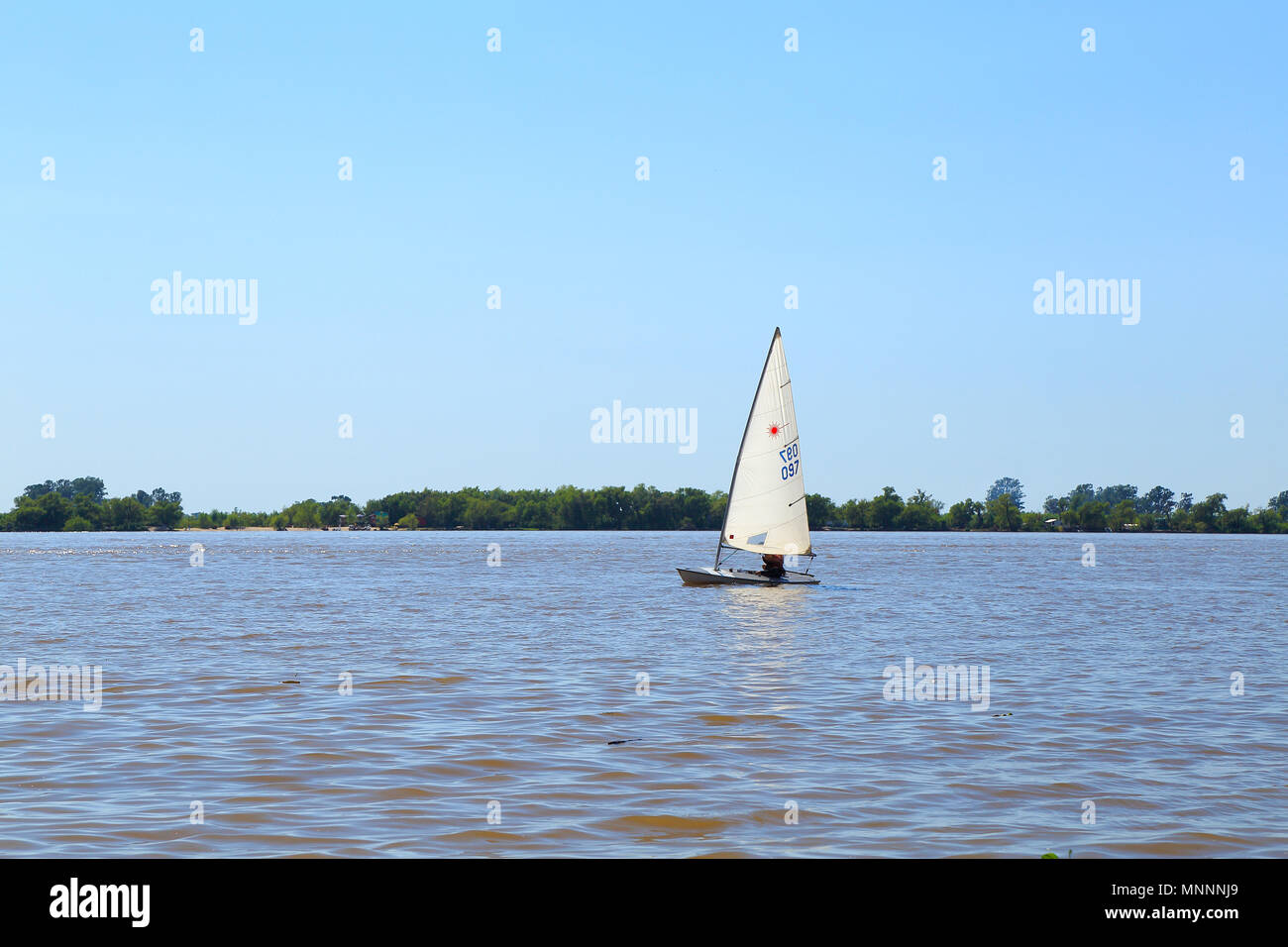 Optimizar el barco, Clase de láser sobre el río Paraná en una soleada mañana de verano. Foto de stock