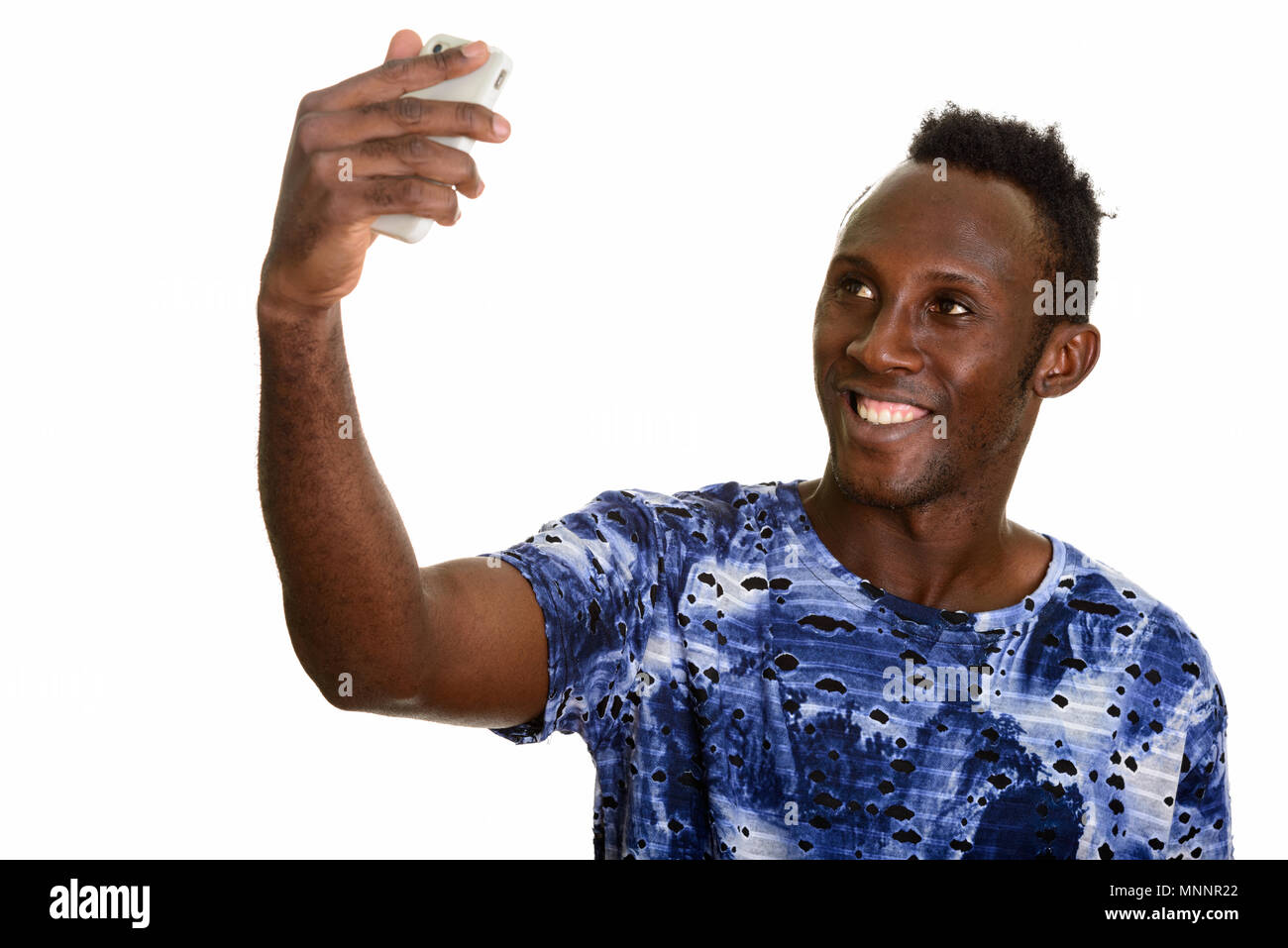 Los jóvenes africanos negros feliz hombre sonriendo mientras toma selfie con m Foto de stock