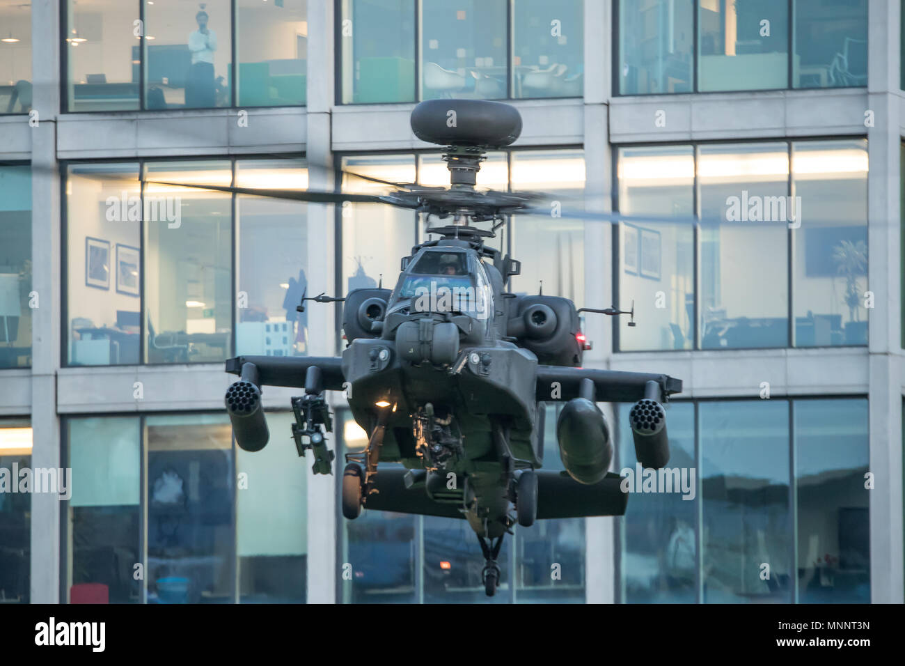 Army Air Corps WAH-64D Apache Arco sale de Finsbury cuartel situado en el corazón de Londres al anochecer. Foto de stock