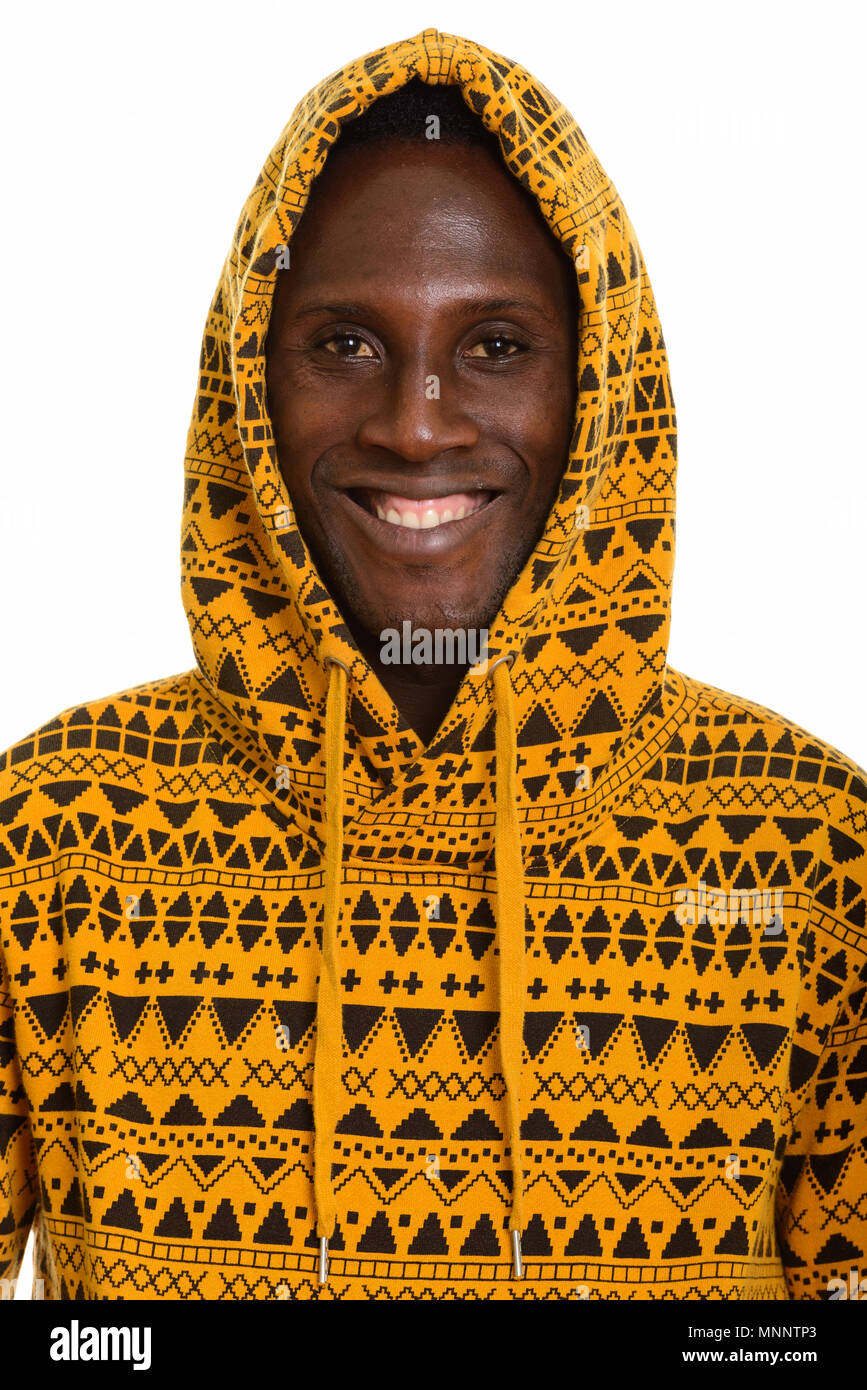 Cara de jóvenes africanos negros feliz hombre sonriendo y vistiendo hoodie Foto de stock