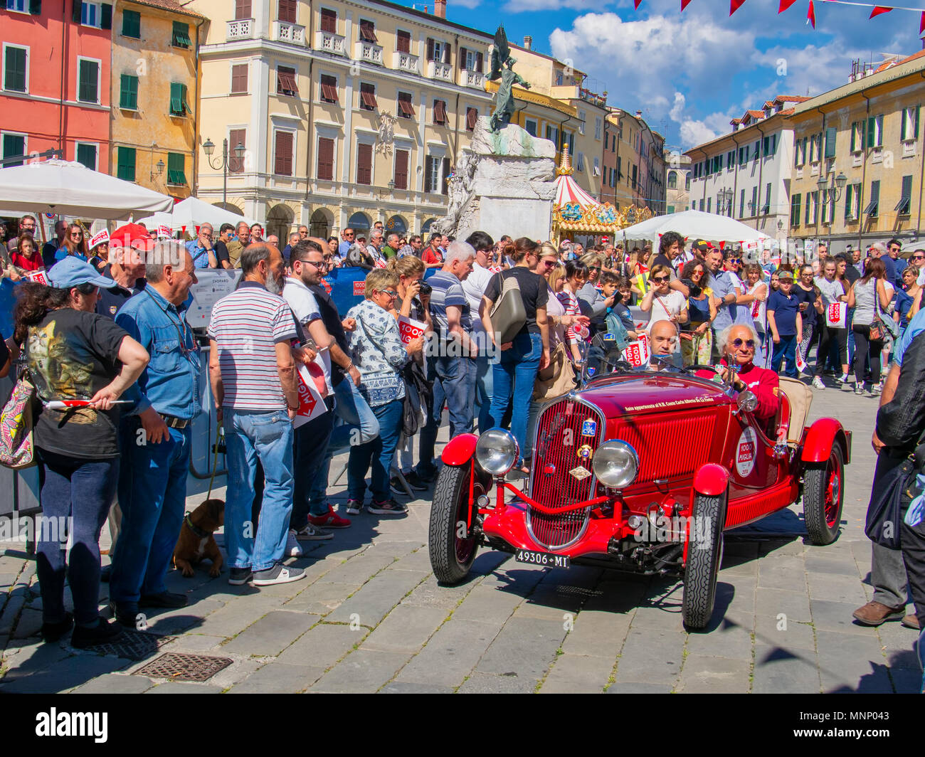 Mille Miglia regularidad carrera de coches clásicos y famosos pasa a través de Sarzana, Liguria, con otros coches. El 18 de mayo de 2018. Fiat Balilla. Foto de stock