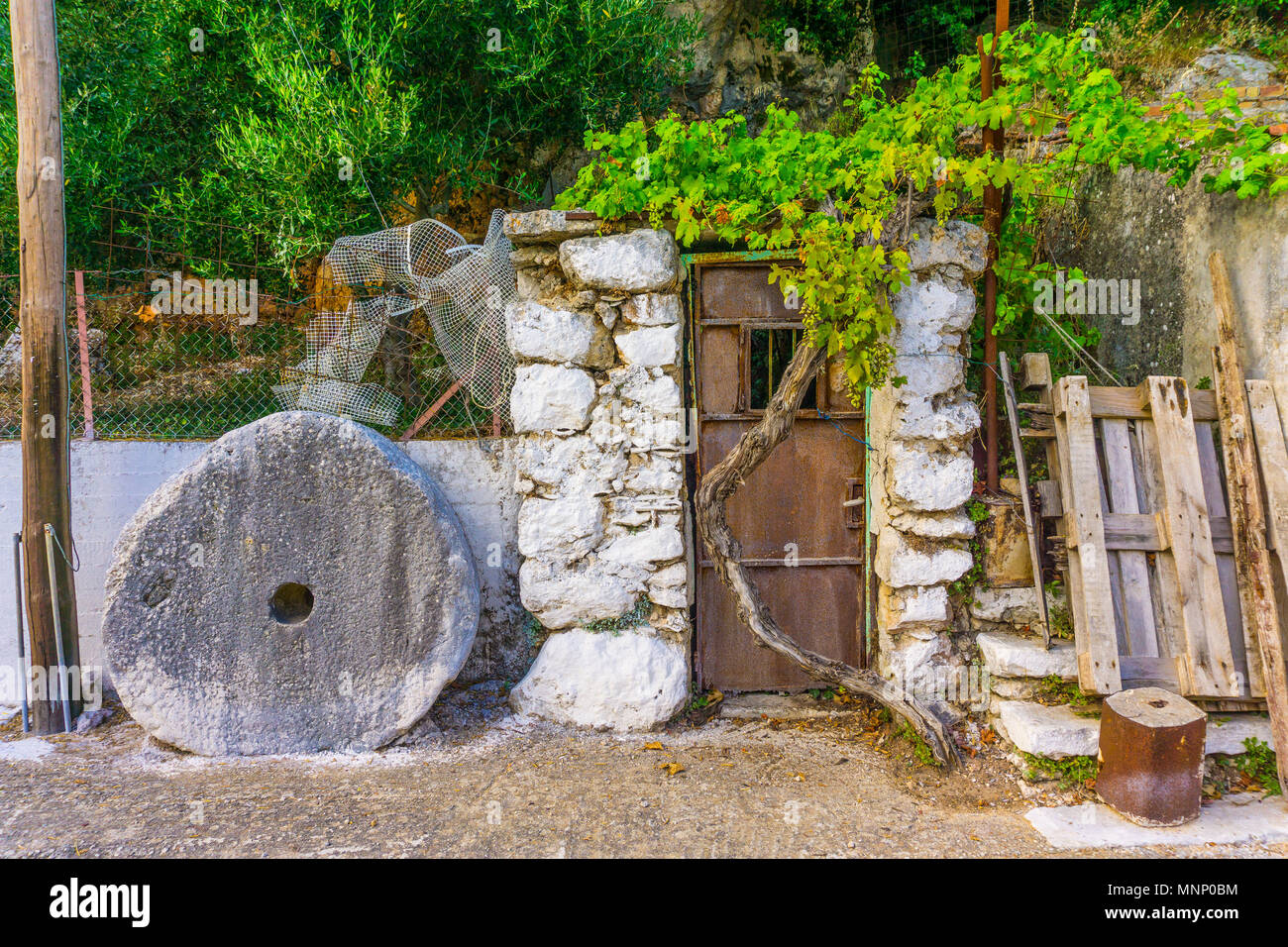 Un viejo abandonado oxidada puerta de una casa y un molino en Arginia, una aldea de montaña Ainos, en el lado sur de la isla de Cefalonia en Grecia Foto de stock