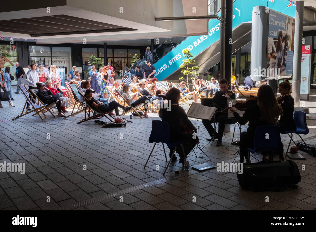 Londres, Inglaterra, 19 de mayo de 2018. Un cuarteto de cuerda jugar wile una multitud asentado sobre tumbonas ver la Boda Real en una pantalla grande © Tim Ring/Alamy Live News Foto de stock