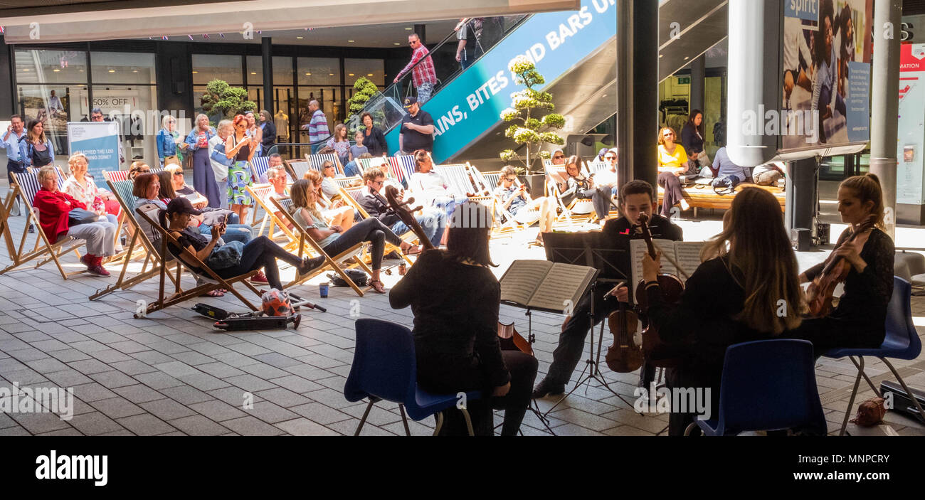 Londres, Inglaterra, 19 de mayo de 2018. Un cuarteto de cuerda jugar wile una multitud asentado sobre tumbonas ver la Boda Real en una pantalla grande © Tim Ring/Alamy Live News Foto de stock