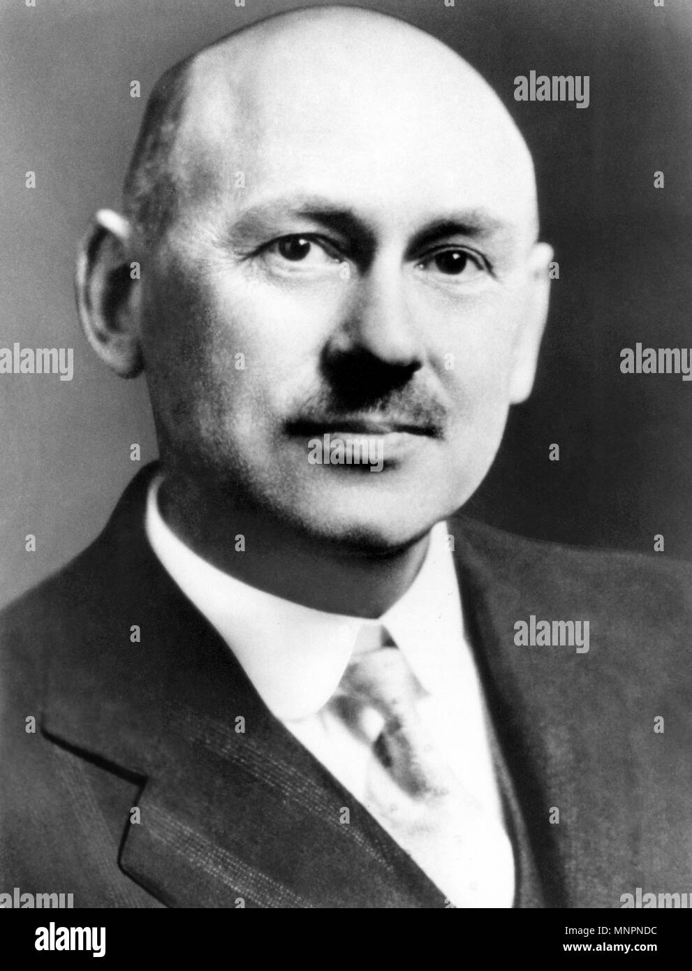 ROBERT GODDARD (1882-1945), ingeniero estadounidense y pionero diseñador de los cohetes de combustible líquido Foto de stock