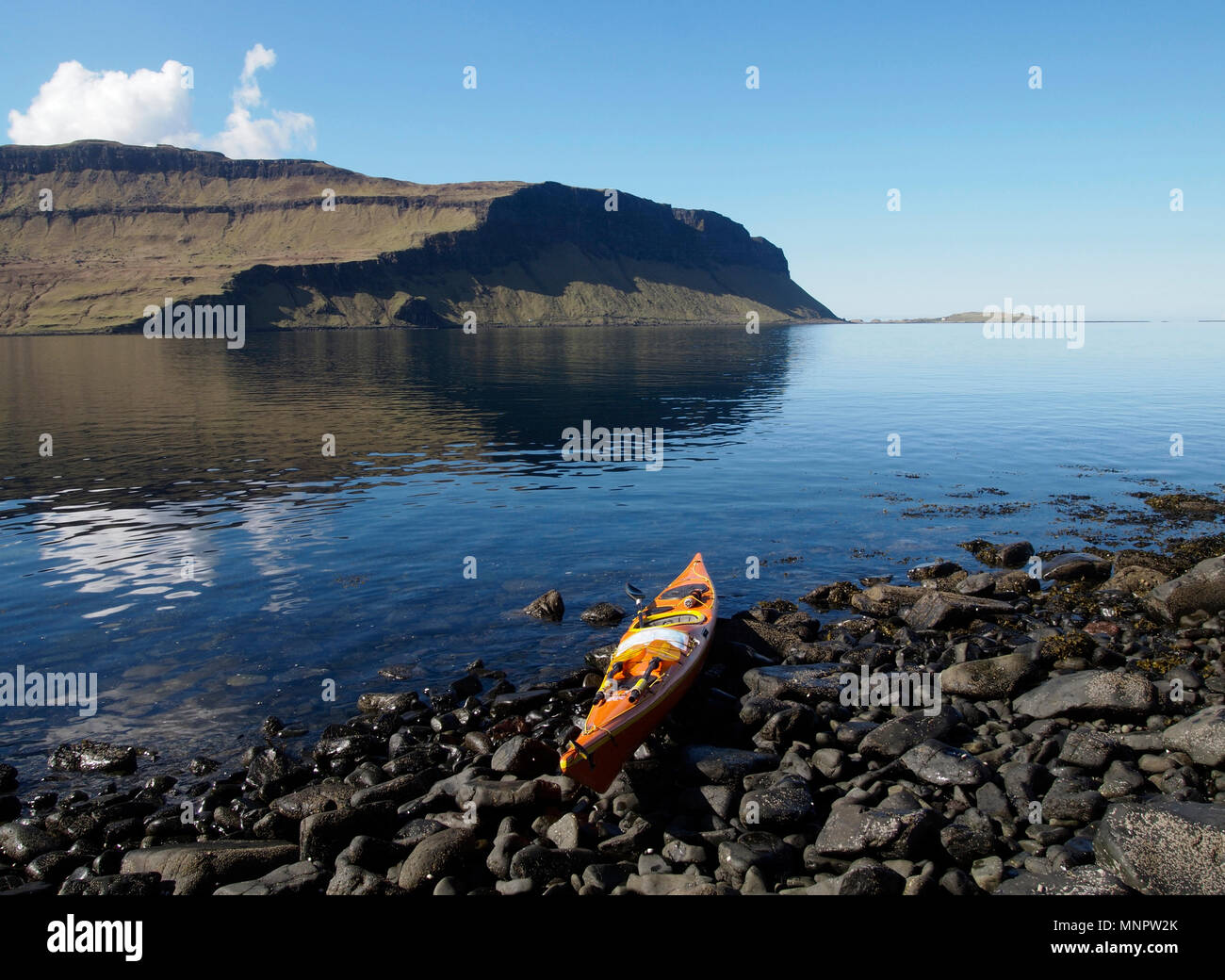 Kayak de mar en Eorsa, Mull, Escocia Foto de stock