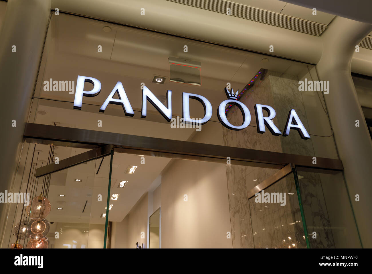 Manhattan, Ciudad de Nueva York - Mayo 10, 2018 Signo de en Westfield Mall World Trade Center en el Bajo Manhattan Fotografía de stock - Alamy