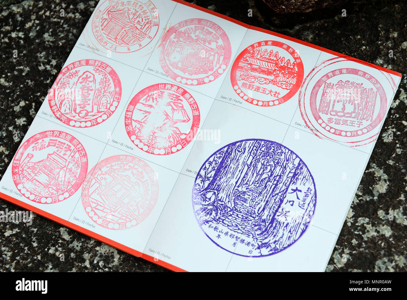 Pasaporte de Peregrino con sellos registrados de la estación de peregrino, Ruta Nakahechi, Kumano Kodo camino de peregrinación, Japón Foto de stock
