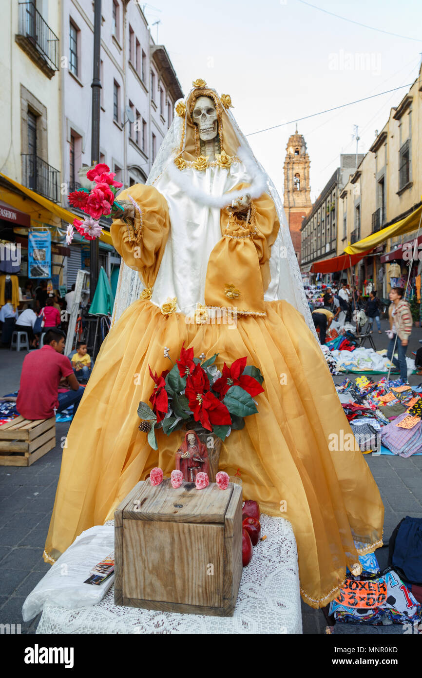 Santa Muerte (dama de la santa muerte) se encuentra en el centro de la  plaza del mercado, cerca de la Iglesia metropolitana en el distrito  central, Ciudad de México, México Fotografía de