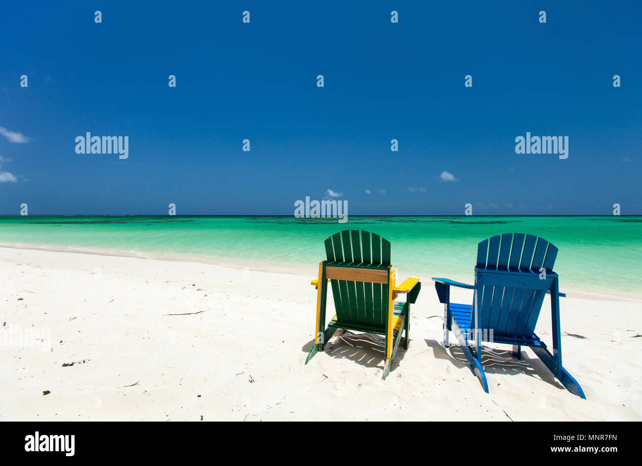 Colorido verde y azul reposeras en la playa tropical en el Caribe con el  hermoso mar turquesa, arena blanca y agua azul del cielo Fotografía de  stock - Alamy