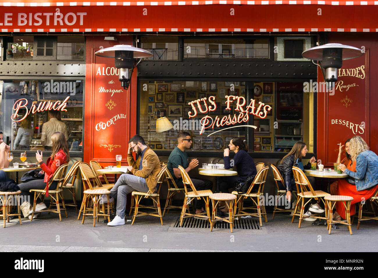 Patronos charlando en el café Le Bistrot en el Boulevard de Magenta, en París, Francia Foto de stock