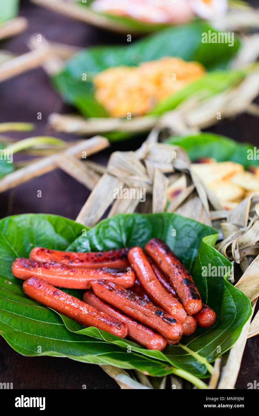 Cerca de salchichas asadas servidos en plato teje Foto de stock