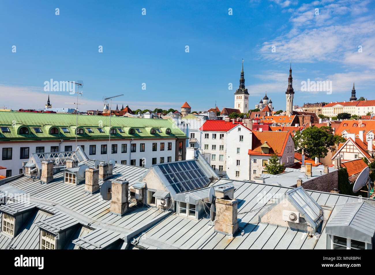 Los tejados del centro histórico de Tallin en Estonia Foto de stock