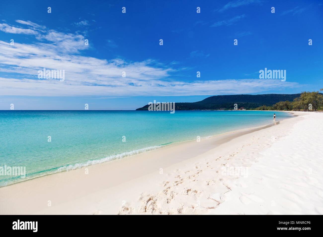 Fotografía de paisaje hermoso exótica playa de arena blanca en la isla de Koh Rong en Camboya Foto de stock