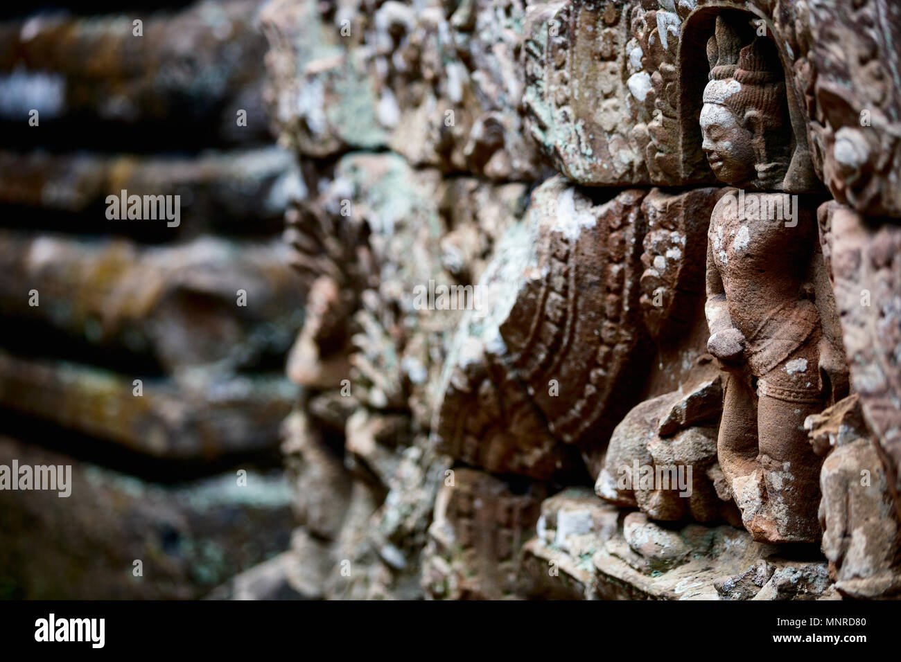 Bajo-relieves en la zona arqueológica de Angkor en Camboya Foto de stock