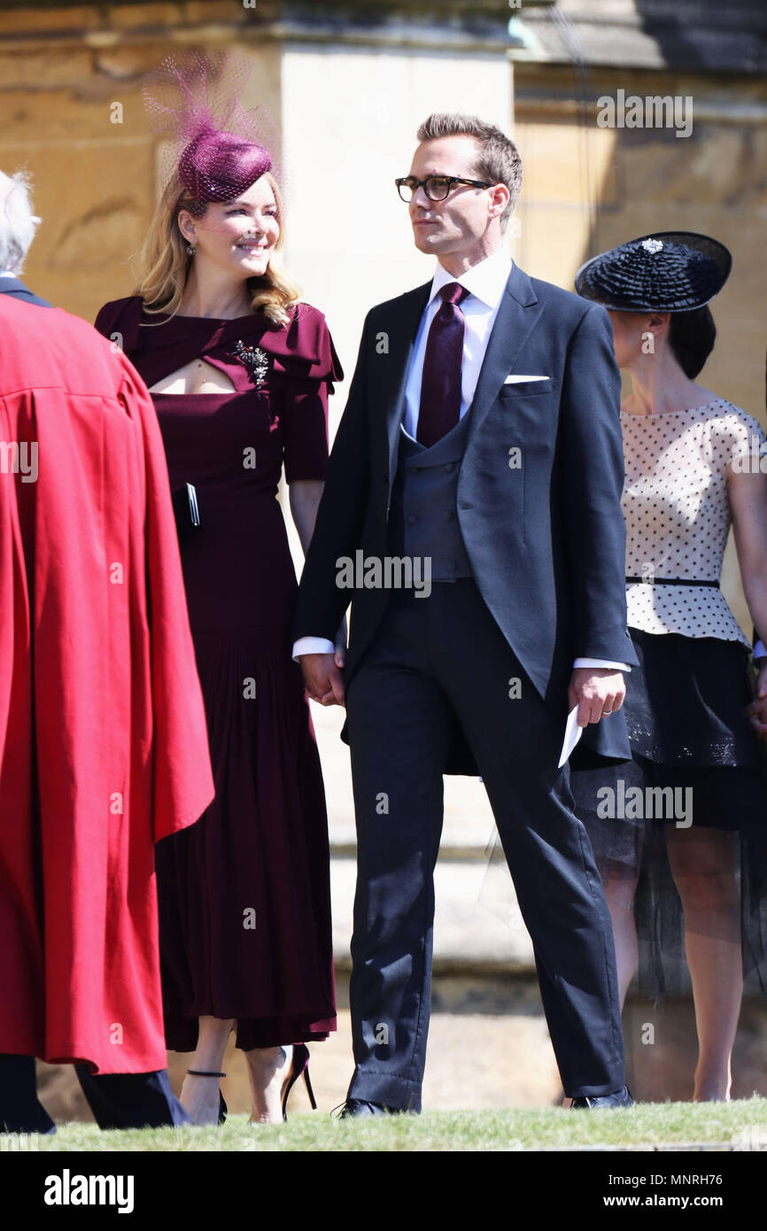 Jacinda Barrett y Gabriel Macht, llegan a la capilla de San Jorge en el Castillo de Windsor para la boda del príncipe Harry y Meghan Markle. Foto de stock