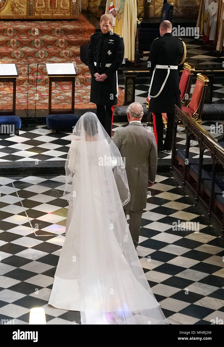 Príncipe Harry mira a su novia, Meghan Markle, como ella llega acompañado por el Príncipe de Gales, en la capilla de San Jorge en el Castillo de Windsor para su boda Fotografía Príncipe Harry mira a su novia, Meghan Markle, como ella llega acompañado por el Príncipe de Gales, en la capilla de San Jorge en el Castillo de Windsor para su boda Fotografía