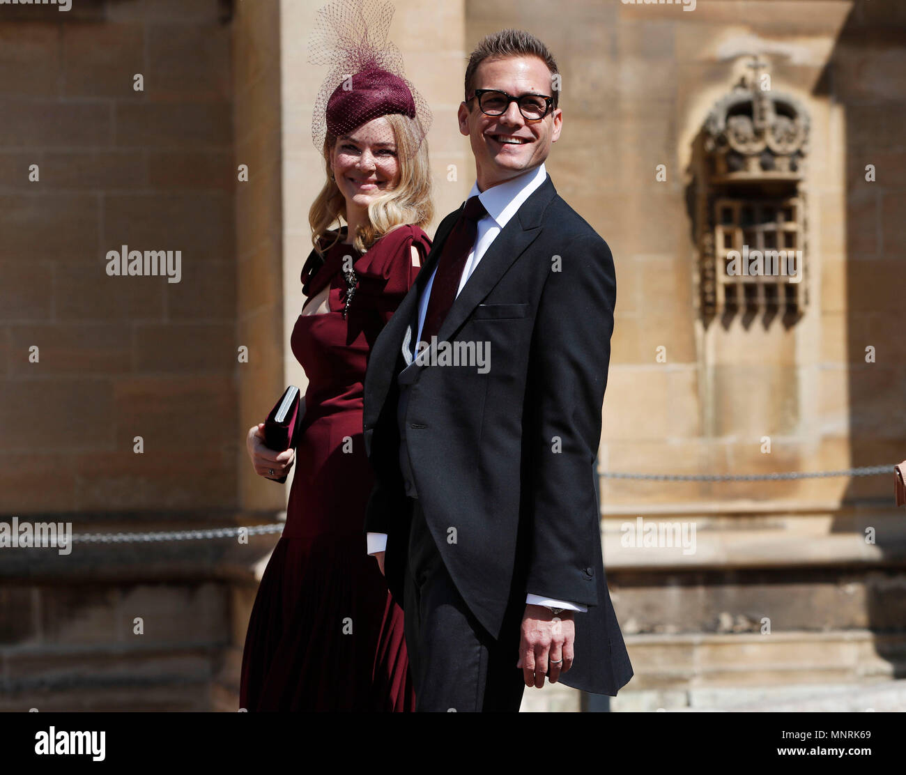 El Actor Gabriel Macht Y Su Esposa Jacinda Barrett Llegar Para La Ceremonia De La Boda Del Principe Harry Y Meghan Markle A La Capilla De San Jorge En El Castillo De