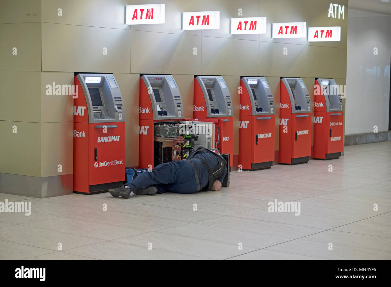 Una fijación reparador de cajeros automáticos en el aeropuerto de Václav Havel en Praga, República Checa. Foto de stock