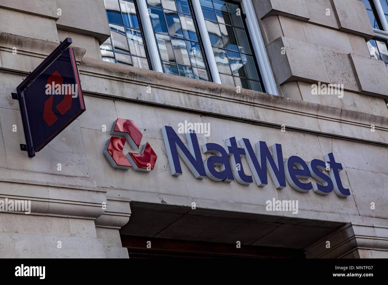 Natwest Bank en Sloane Square en Chelsea, Londres Foto de stock