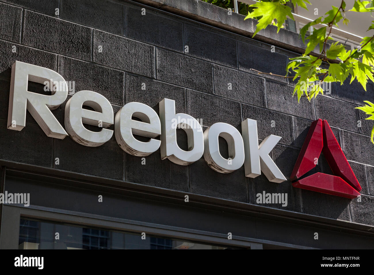 Reebok sign fotografías e imágenes de alta resolución - Alamy