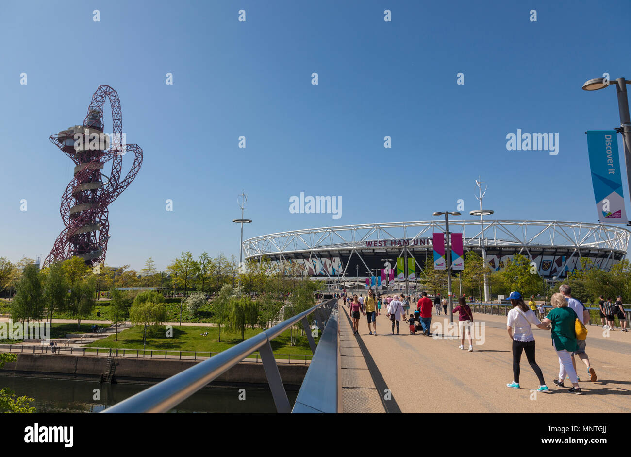 Arcelormittal Orbit escultura y West Ham United Football Stadium en el Queen Elizabeth Olympic Park en Londres Foto de stock
