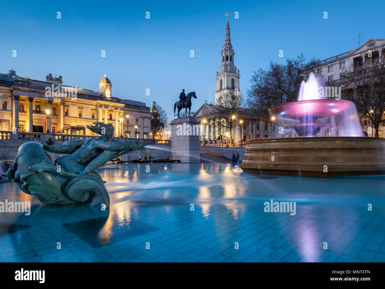 Trafalgar Square y la Galería Nacional de noche, Westminster, Londres, Inglaterra, Reino Unido. Foto de stock