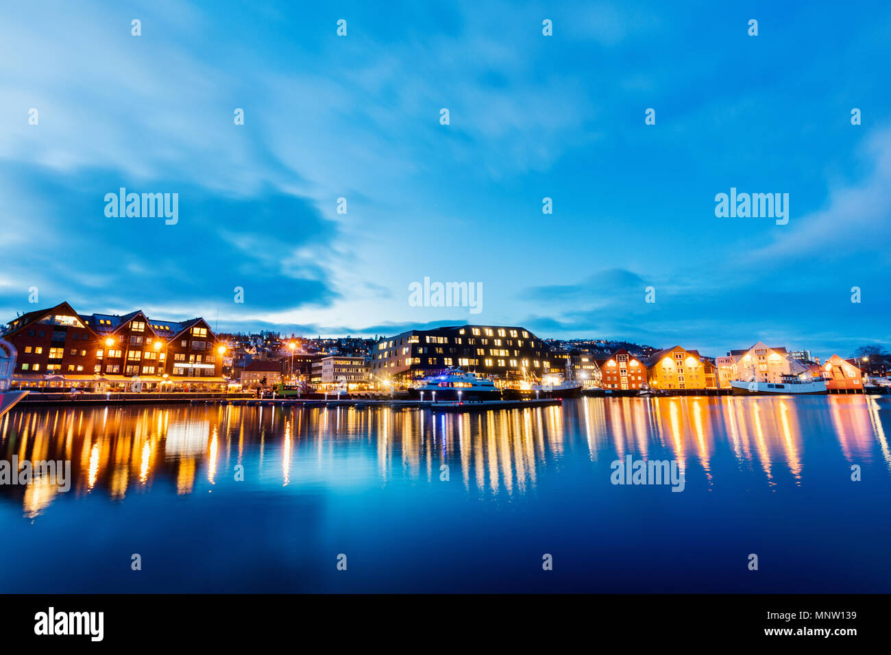 Hermosa ciudad de Tromso, en el norte de Noruega en el crepúsculo crepúsculo Foto de stock
