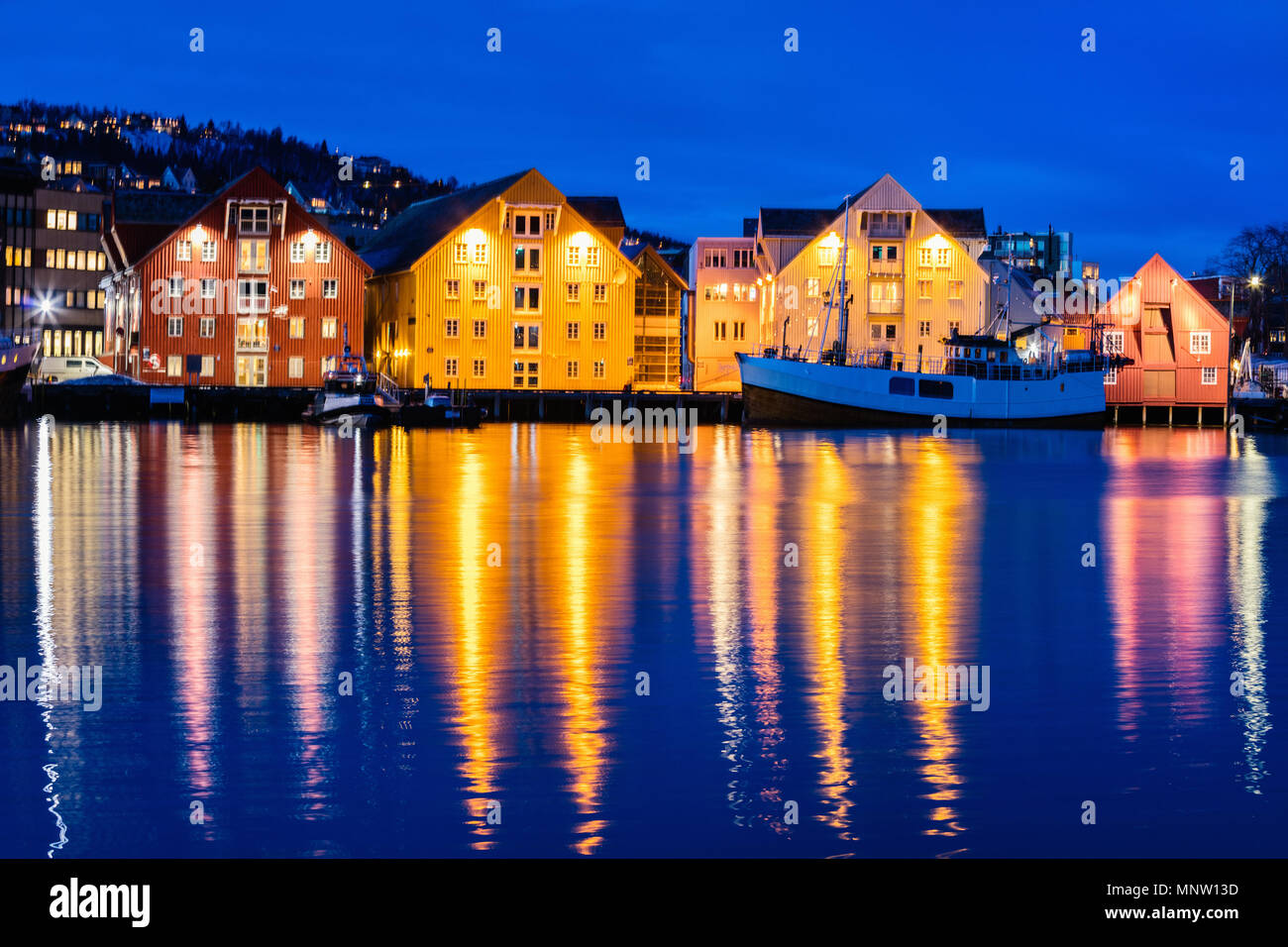 Hermosa ciudad de Tromso, en el norte de Noruega en el crepúsculo crepúsculo Foto de stock