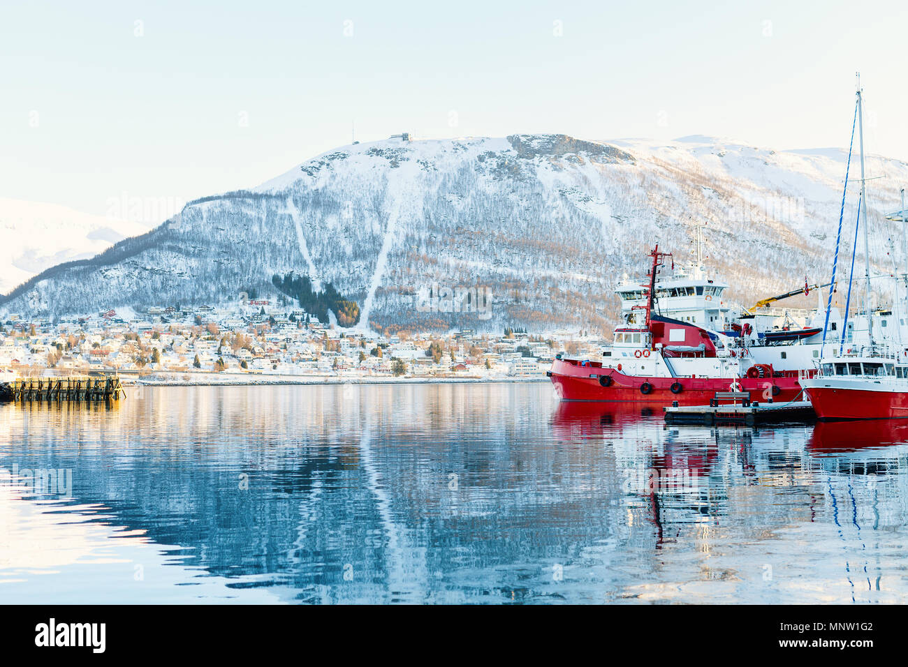 Hermoso paisaje de invierno de la nieve cubrió la ciudad de Tromso, en el norte de Noruega. Foto de stock