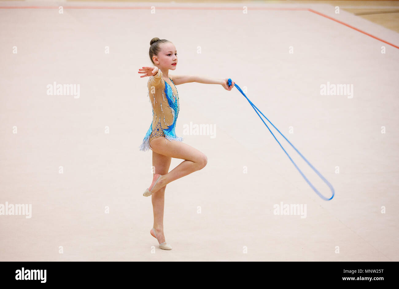 Adorable chica en competencia de gimnasia rítmica con aro Fotografía de  stock - Alamy