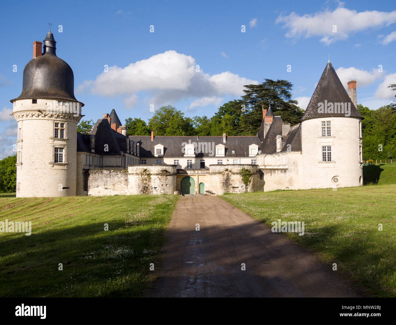 Entrada al Chateau du Gue-Pean: Esta bien conservado chateau en la región del Loira de Francia está rodeada por una Próspera granja de caballos. Foto de stock