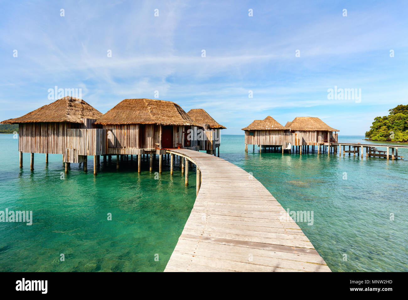 Complejo de bungalows sobre el agua tropical en Camboya Foto de stock