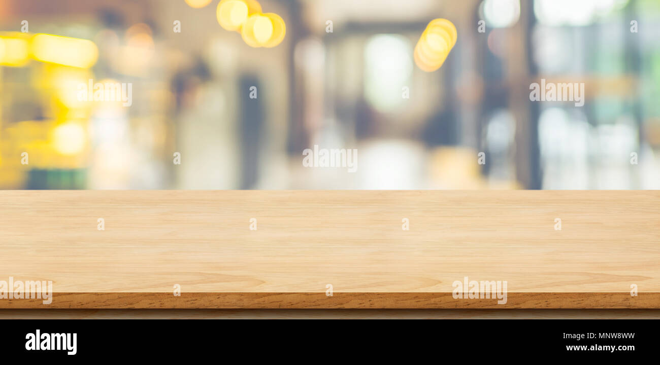 Una mesa de bar de madera con fondo borroso al estilo de escala