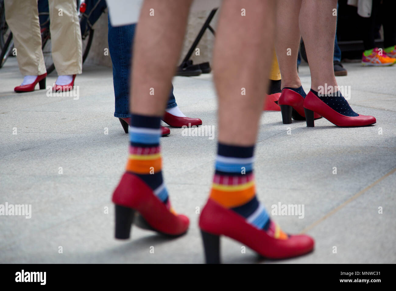 Sofía, Bulgaria. 19 de mayo de 2018. Los llevaban zapatos de tacón para mostrar solidaridad con las mujeres y las luchas que enfrentan durante el ''caminar una milla en sus