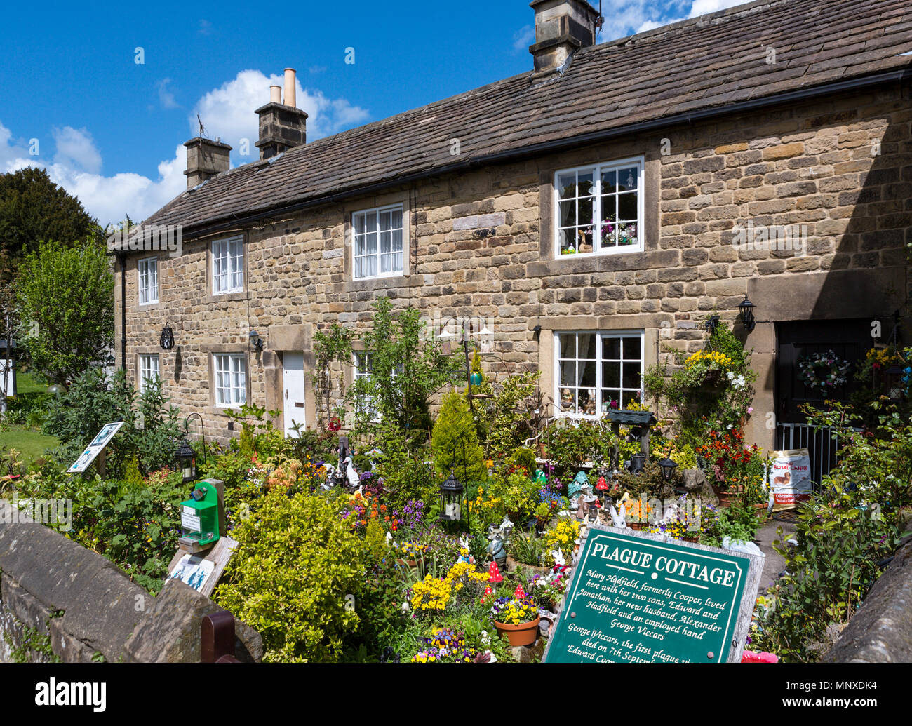 Casas rurales en Eyam peste, Peak District, Derbyshire, Inglaterra, Reino Unido. Eyam se refiere a veces como la aldea de la peste. Foto de stock