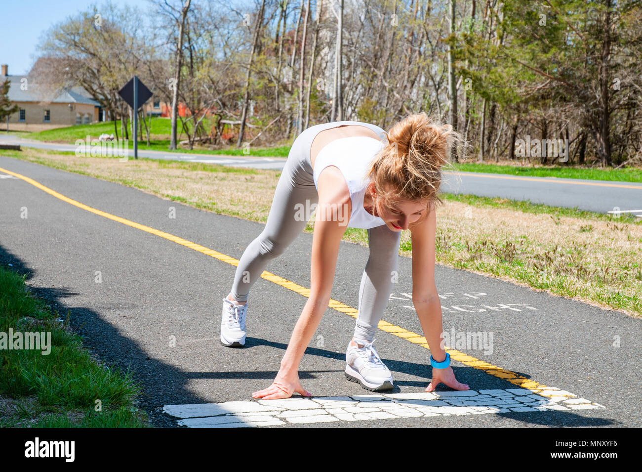 La velocista mujer preparándose para empezar en la pista de ...