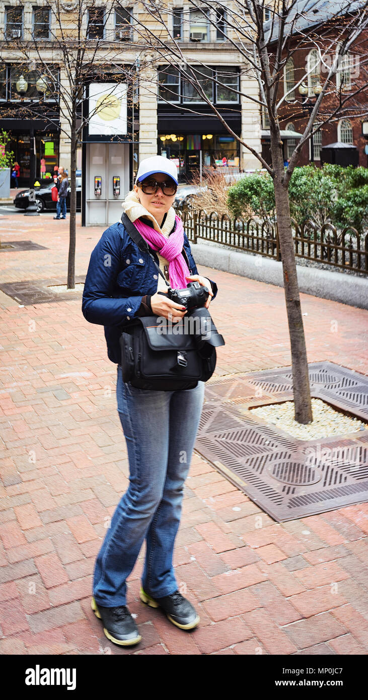 Muchacha con cámara digital en lectores Park en el centro de Boston, Massachusetts, Estados Unidos. La gente en el fondo Foto de stock