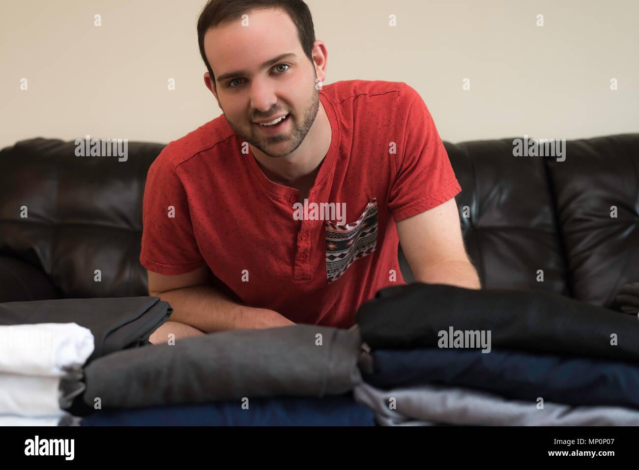 Guapo lavandería en un sofá plegable Fotografía de stock - Alamy