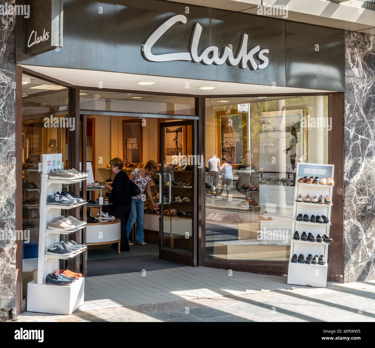Exhibición de la zapatería clarks fotografías e imágenes de alta resolución  - Alamy